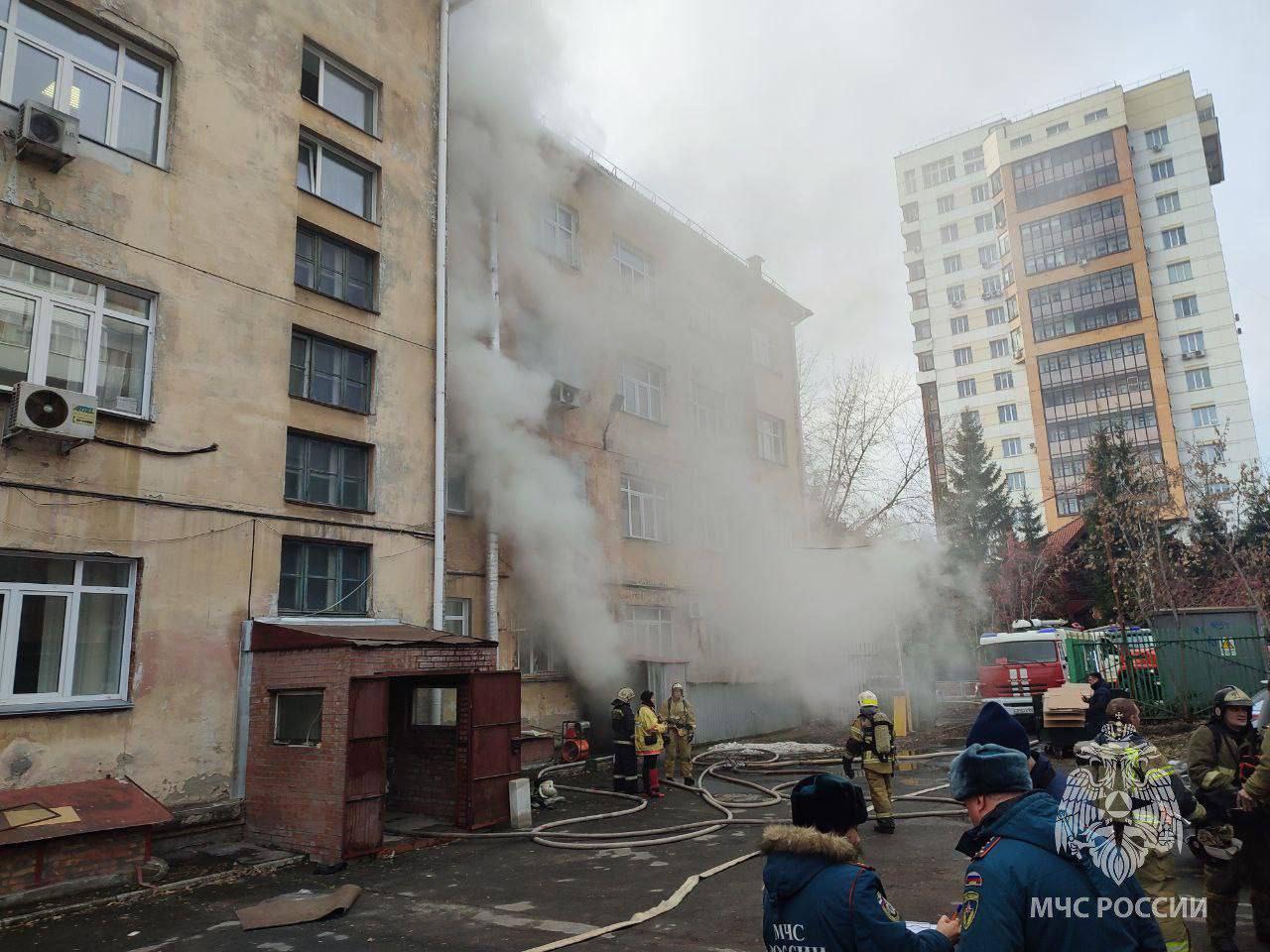 Фото В центре Новосибирска 91 школьника эвакуировали из-за пожара 2